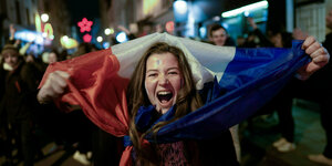 Feiernde Menschen mit französischer Fahne