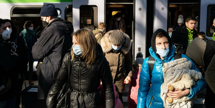 Menschen auf einem Bahnsteig