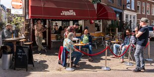 Terrasse eines Cafés in der Innenstadt von Haarlem in den Niederlanden