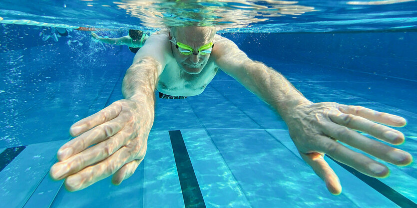 Ein älterer Mann schwimmt in einem Pool