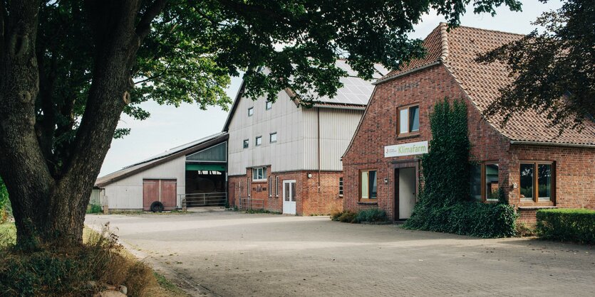 Die Einfahrt zum Hof der Klimafarm