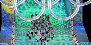 Russische Wintersportler hinter der Fahne des russischen Olympischen Komitees bei der Eröffnungsfeier der Spiele 2022 von Peking
