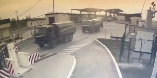 Das Standbild einer Videokamera der ukrainischen Grenztruppen zeigt russische Armeefahrzeuge bei der Invasion vom 24. Februar
