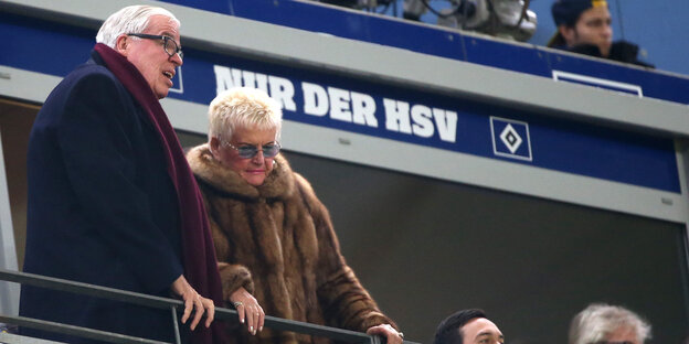 Der Milliardär Klaus-Michael Kühne steht mit seiner Frau Christine im HSV-Stadion