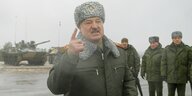 Alexander Lukaschenko in Militärkleidung vor einem Panzer