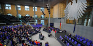 Wolfgang Schäuble ist am Rednerpult im Plenum des Deutschen Bundestages