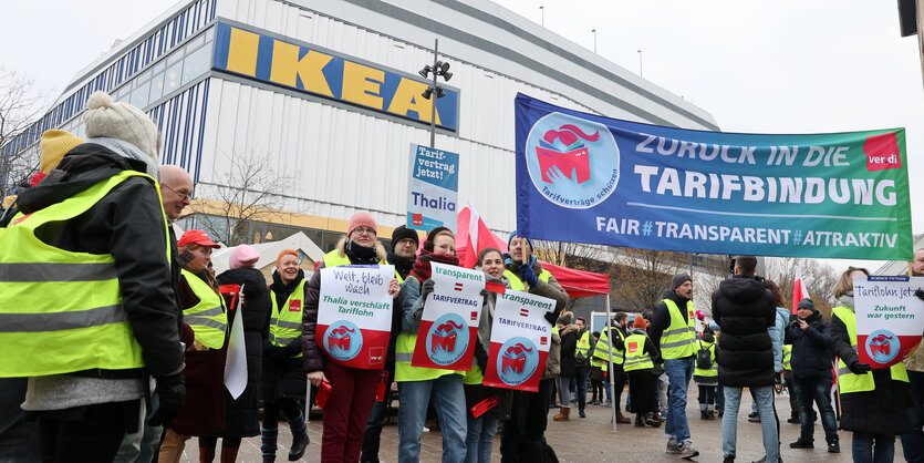 Streikende vor der Hamburger Ikea-Filliale