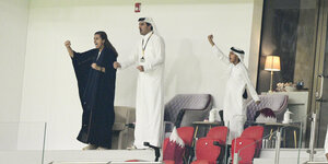 Katars Emir mit Frau und Sohn in der Stadionloge