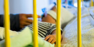 Baby mit Atemwegserkrankung im Kinderbett der Kinderintensivstation St. Joseph-Krankenhaus