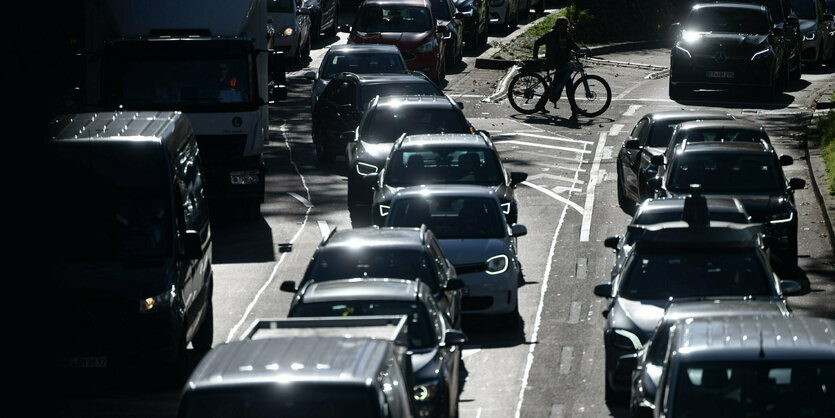 Viele Autos stehen im Stau