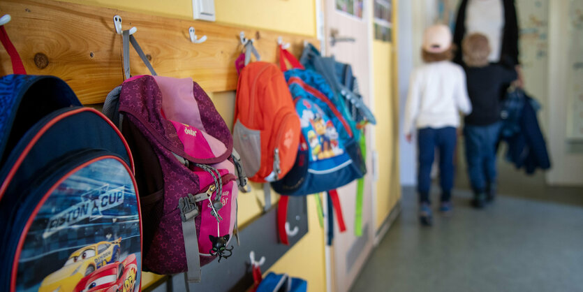 Kleidung hängt an der Garderobe eine Kita