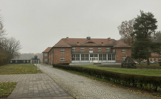 Ein Gebäude aus roten Backsteinen