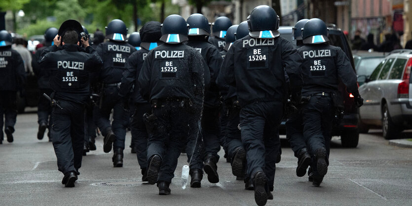 Polizisten bei einem Polizeieinsatz in Kreuzberg