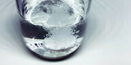 Brausetablette in einem Glas Wasser