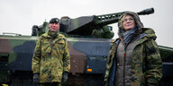 Christine Lambrecht (r, SPD), Verteidigungsministerin, lässt sich bei ihrem Besuch der Panzerlehrbrigade 9 einen Schützenpanzer vom Typ Puma erklären