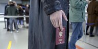 Einer Person hält einen russischen Pass