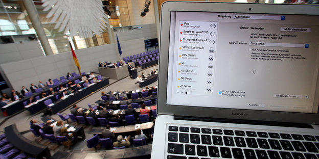 Laptop auf der Zuschauertribüne des Bundestags