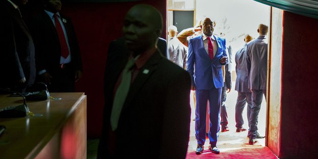 Burundis Präsident Pierre Nkurunziza auf dem Weg zur Vereidigung.