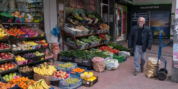 Obst- und Gemüseauslage eines Lebensmittelladens in Griechenland
