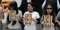 3 Frauen halten Plakate mit Proträts des getöteten Ruben Espinosa