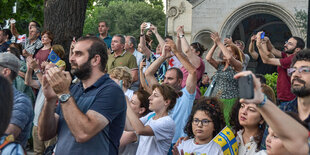 Menschen bei einer Veranstaltung Pro-EU in Georgien