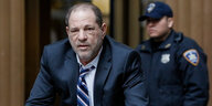 Harvey Weinstein, Filmproduzent aus den USA, steht in einem Gericht und blickt in die Kamera