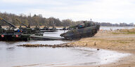 Ein Schützenpanzer vom Typ «Puma» fährt bei einer Bundeswehrübung am Elbestrand auf eine Schwimmschnellbrücke