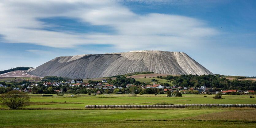 Kaliberg mit einem Dorf davor