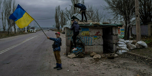 Ein Kind schwenkt die ukrainische Fahne