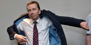 Bernd Lucke zieht seine Jacke an