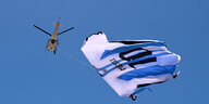 Ein Hubschrauber überfliegt die Geburtsstadt des Fußballspielers Messi mit einem überdimensionalen Trikot des argentinischen Idols im Schlepptau.