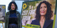 Bettina Jarasch steht vor einem Wahlplakat mit ihrem Gesicht