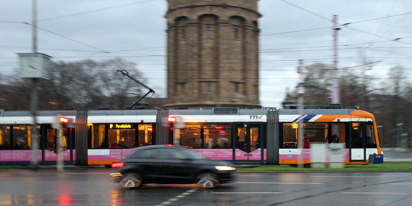 Eine Straßenbahn vor einem Pkw