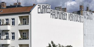 An einer Brandwand eines Hauses steht: "Zwangsräumungen verhindern"