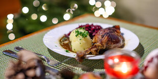 Ein Teller mit Ente, Rotkohl und Klößen