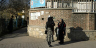 Mehrere Frauen stehen vor der Universität in Kabul