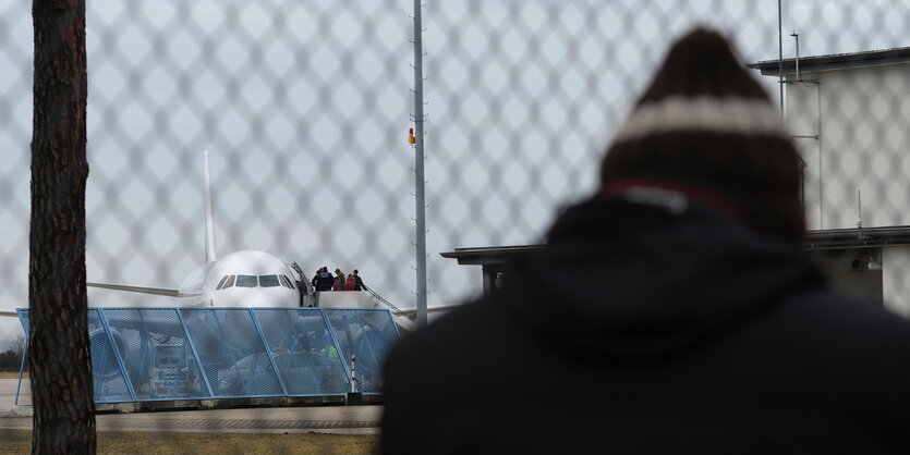 Abgelehnte Asylbewerber steigen am Baden-Airport in Rheinmünster in ein Flugzeug