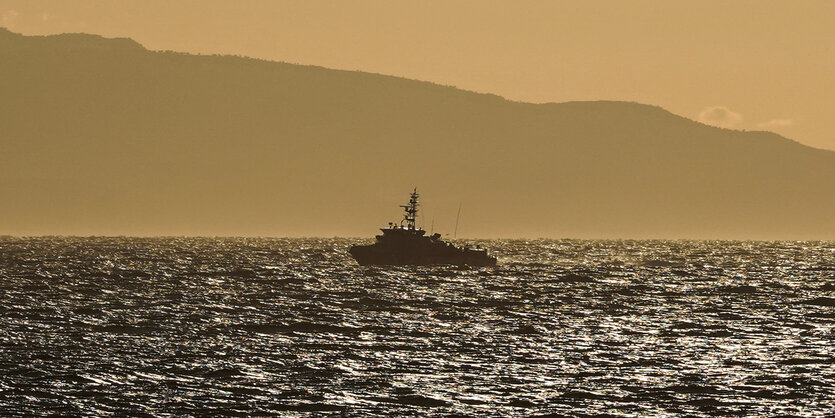 Umrisse eines Rettungsschiffs auf See vor der griechischen Insel Lesbos