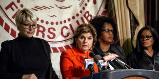 Anwältin Gloria Allred (2. v. l.) und ihre Mandantinnen bei einer Pressekonferenz in New York