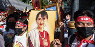 Ein Bild von aung san Suu Kyi bei einer Demonstration