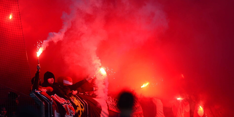 Pyrotechnik in Fußballstadien: Freiheitsstrafe wegen Bengalos 