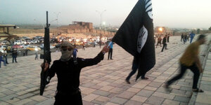 Ein Kämpfer des IS mit Fahne