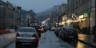 Spärliche Weihnachtsbeleuchtung hängt in einer Straße in Kiew