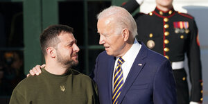 Joe Biden legt den Arm um Wolodimir Selenski