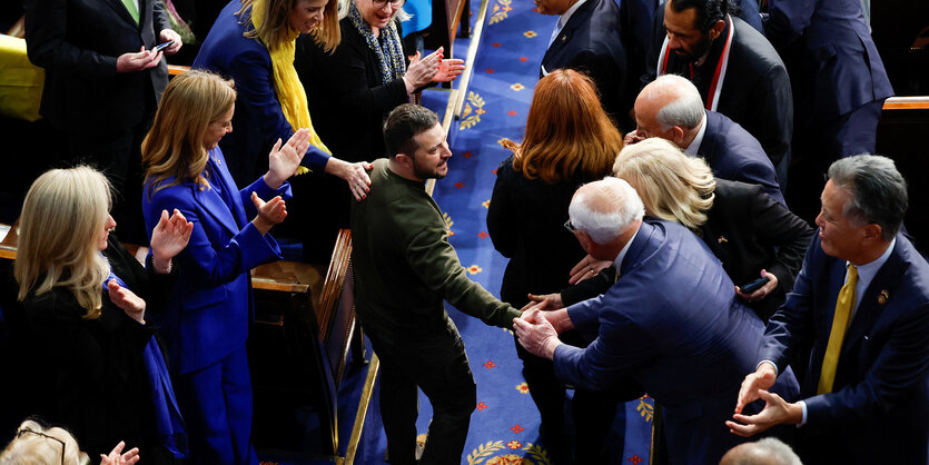 Wolodimir Selenski umringt von Menschen