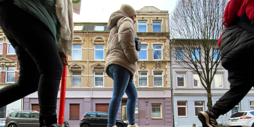 Passanten gehen an dem Mietshaus in Hamburg-Wilhelmsburg vorbei