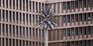 Künstliche Palme vor einem Bürogebäude