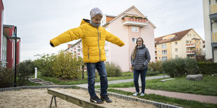 Zhenya und Yeghor auf dem Spielplatz vor dem Haus