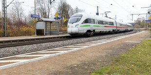 Ein ICE fährt durch einen Bahnhof