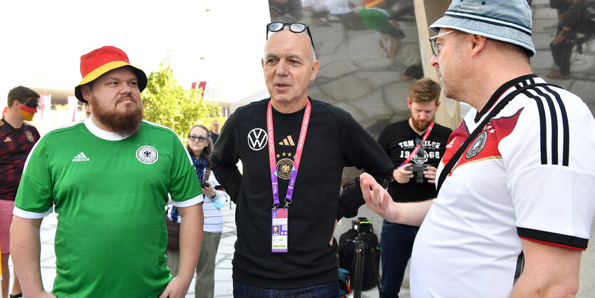 DFB Präsident Neuendorf mit Fans